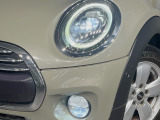 ●LEDヘッドライト:夜間走行時も良好な視界を確保し安心して運転できる高輝度LEDヘッドライトを装備!点灯速度が早く、消費電力も抑えられています。