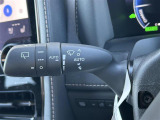 【オートワイパー(AUTO)】雨が降り出した時に、雨滴検出用センサー(レインセンサー)が雨滴を感知すると、自動でワイパーが動作します。