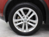 純正アルミホイールは精度が高く、走行の安定性が優れています。タイヤサイズ215/55R17