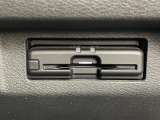 【ETC】有料道路を利用する際に料金所で停止することなく通過できる、ETC車載器(ノンストップ自動料金収受システム機器)が装備されています。セットアップを行うことで利用可能になります。