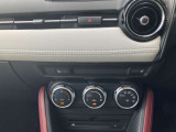 オート式エアコンは操作性が良好です。運転席と助手席にはシートヒーターが装備されており、座面と背もたれをすばやく温め、寒い時期にも快適な運転環境を提供します。