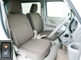 運転席には、冬場で重宝するシートヒーターを装備しています。