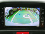 バックカメラは今や必需品ですね!目安のラインも表示されて駐車もラクラク!