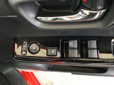 電動格納式ドアミラーのスイッチは運転席ドアにあります。