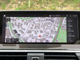 【純正ナビゲーション】BMWのナビゲーションは操作性も良く、詳細な地図情報と交通状況を見やすく表示し、快適なドライビングをサポートしながら目的地までナビゲートします。