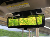 【スマートリヤビューミラー】後席の大きな荷物や同乗者で後方が確認しづらい時でも安心!カメラが撮影した車両後方の映像をルームミラー内に表示。クリアな視界で状況の確認が可能です!