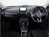 【インパネ周り】視界がよく運転しやすい設計となっております。インパネ周りもすっきりと洗練されたデザインで高級感が溢れています。日々のドライブを飽きさせません。