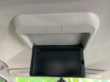 【フリップダウンモニター】大画面モニターで後席でもエンタメをお楽しみいただけます。小さなお子様にも大人気の装備です♪
