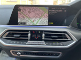 【純正ナビゲーション】BMWのナビゲーションは操作性も良く、詳細な地図情報と交通状況を見やすく表示し、快適なドライビングをサポートしながら目的地までナビゲートします