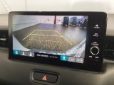 リバースギアに入れるだけで後方の表示へ切り替わります。夜間や雨の日の駐車も楽になりますよ。
