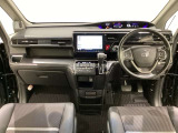 車内は光触媒抗菌消臭施工済です。インパネ周りはスタイリッシュなデザインで機能や装備も充実しています。グローブボックスやカップホルダーのほかにトレーなどたくさんの収納スペースが付いています。