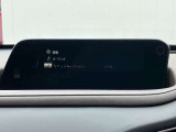 お手元のスマートフォンと接続して頂く事で使用可能な「Apple CarPlay/Android Auto」電話の応答は勿論、メッセージの受信やLINE、音楽接続からナビアプリの使用まで幅広く活躍致します。