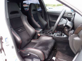 STI専用RECAROハーフレザーシート装着。切れや目立つような擦れ等も無く新車卸したてのような状態となります。ご希望に応じてBRIDE製などのバケットシートに変更も可能です。お気軽にご相談下さい