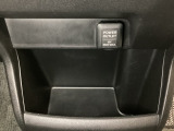 アクセサリーソケットはUSBのアダプターなどをつければ、スマホの充電にも使えます。周辺には物が置けるボックスがついています。
