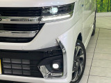 【LEDヘッドライト】悪天候や夜間走行時も良好な視界を確保し安心して運転できる高輝度LEDヘッドライトを装備!点灯速度が早く、消費電力も抑えられています。