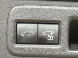 【パワーバックドア】スマートキーや運転席のボタンを押すだけでリアゲートが自動で開閉します!荷物を持っている時や、高い位置にあるバックドアを閉める際に便利な機能です♪
