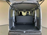 無駄なく荷物が積めるフラットな荷室