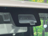 【スズキ セーフティサポート】走行中に前方の車両等を認識し、衝突しそうな時は警報とブレーキで衝突回避と被害軽減をアシスト。より安全にドライブをお楽しみいただけます。