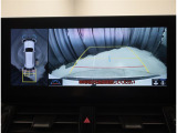 バックモニター付き。駐車の際のサポートとなり、必須アイテムのひとつですよね。それでも、バックする際は必ずご自身の目で確認をしてください。パノラミックビューで上から見下ろした視点でも確認できます!