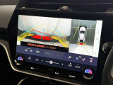 【バックガイドモニター】車両後方の映像をナビ画面に表示し、駐車などの後退操作をサポートします。