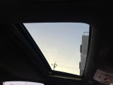 【サンルーフ】開放感たっぷりの希少装備、サンルーフが装着されています!車内に明かりを取り入れたり景色を楽しむ以外にも、車内の空気も簡単に換気できて快適です!