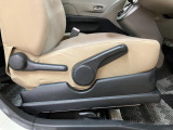 レバーを上下していただくことで、運転席シートの高さ調整が可能です♪