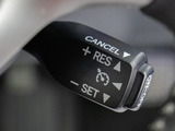 【オートクルーズコントロール】搭載。アクセル操作なしでも車が自動でスピードを保ってくれる機能です長距離の高速は楽々です