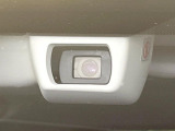 【アイサイトVer3】前方の車両等を検知し、衝突しそうな時は警報で注意を促し、ブレーキを踏む力をサポート。ブレーキを踏めなかった場合は衝突被害軽減ブレーキが作動、衝突回避をサポートします。