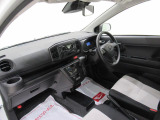 ダイハツのお店では、ダイハツ車を知り尽くしたプロフェッショナルが、専用の診断機器を使って各システムを点検しております。