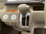 4速AT車のセレクトレバーです。低速から高速までスムーズな走りを実現するとともに、エンジン効率のよい領域を維持することで燃費にも貢献します。