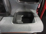 運転席側ドリンクホルダー付いています。