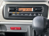 オート式エアコンは操作性が良好です。運転席にはシートヒーターが装備されており、座面と背もたれをすばやく温め、寒い時期にも快適な運転環境を提供します。