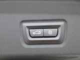 電動リアゲート装備です。バンパー下でのキックスイッチも装備されております。