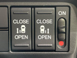 【両側パワースライドドア】スマートキーや運転席のスイッチで後席両側スライドドアの開閉が可能♪電動だから力を入れてドアを開ける必要が無く、小さなお子様でも簡単に開け閉めでき快適です♪