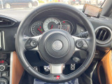 【純正革巻きステアリング】上質な革を使用することで、手にしっかり馴染みとても運転しやすいハンドルです♪