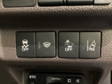 Hondaセンシング用の、VSA(ABS+TCS+横滑り抑制)解除とレーンキープアシストシステムのメインスイッチなどはハンドルの右側に装備しています。