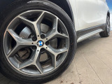●純正18インチアルミホイール:輸入車ならではの卓越した走りを支えるホイールと足回りです!日本車の走りに慣れている方にもぜひ体感して頂きたいほど、高いレベルでまとまっています!