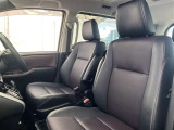 体を包み込むような座り心地で運転をサポートします。