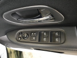 電動格納式ドアミラーのスイッチは運転席ドアにあります。