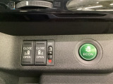 リアドアは乗り降りに便利な両側電動スライドドアです。また運転席に座っていながらスイッチ操作で自在にスライドドアを開け閉めできます。燃費に役立つECONボタンもここです。