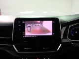 ギアをリバースに入れると車両後方の映像を映し出します。画面にはガイドラインが表示され、車庫入れや縦列駐車の際に安全確認をサポートします。