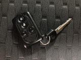 スマートキーを装備しています☆カギをカバンやポケットに入れて頂いた状態でドアロックの開閉やエンジンスタートをして頂けますよ!とても便利な装備です!
