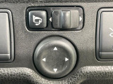 【電動格納ミラー】サイドミラーは電動格納式となっており、狭い駐車場でもキズがつくリスクを抑えられます。