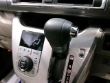 スタイリッシュなデザインのインパネ。各操作スイッチは使いやすい位置に配置されてます。