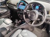 MINIの内装はとにかく『円』に拘ったデザインコンセプトが一目で伝わってきます。これほど円形に拘った車は他に御座いません。伝統のデザイン、トグルスイッチなど遊び心のある内装で御座います。
