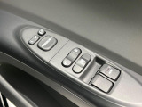 【電動格納ミラー】サイドミラーは電動格納式となっており、狭い駐車場でもキズがつくリスクを抑えられます。