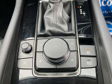 手元には運転姿勢を崩さずに操作していただける、ロータリーコマンダースイッチが装備されております。