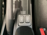 前席の左右別々のシートヒータースイッチが付いています。HiとLoの2段階で温度設定ができます。