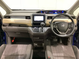 車内は光触媒抗菌消臭施工済です。インパネ周りはスタイリッシュなデザインで機能や装備も充実しています。グローブボックスやカップホルダーのほかにトレーなどたくさんの収納スペースが付いています。