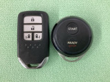 スマートキー付きですからドアロックの開閉およびエンジンスタートが楽々です。電動スライドドアの開け閉めもボタンで操作できます。加えて、純正リモコンエンジンスターター用の操作キーもついています。